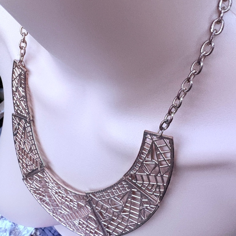 Elegant gold statement Geometric NecklaceGUC